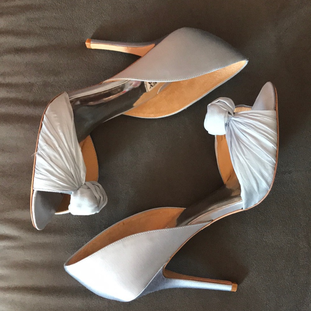 Badgley Mischka NIB Musica blue satin pumps